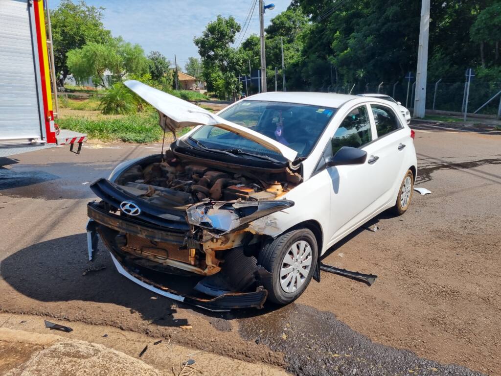 Mulher invade preferencial e causa capotamento na zona 7