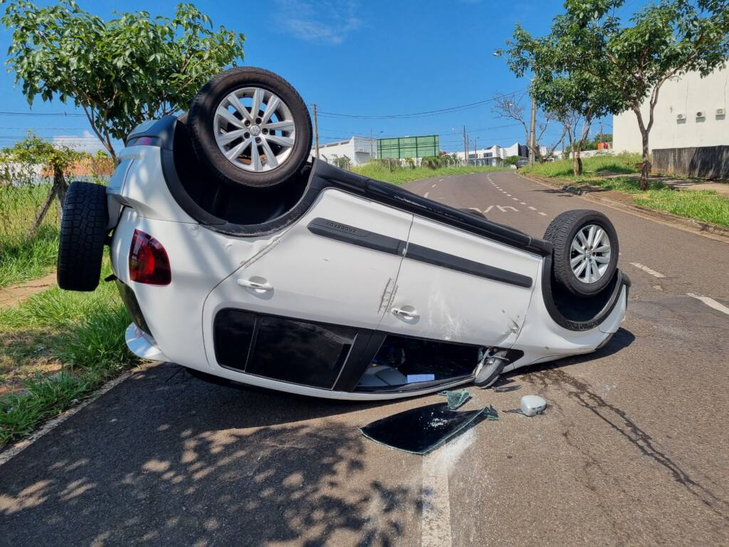 Mulher invade preferencial e causa capotamento na zona 7