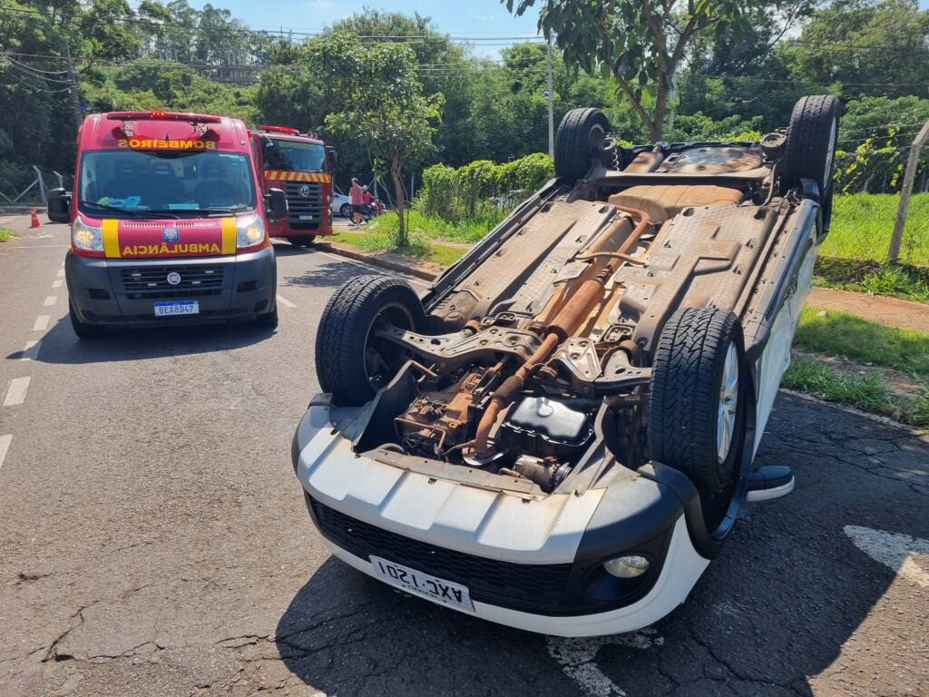 Mulher invade preferencial e causa capotamento na zona 7