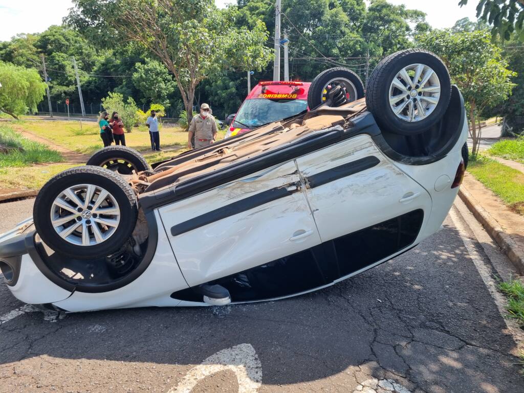 Mulher invade preferencial e causa capotamento na zona 7