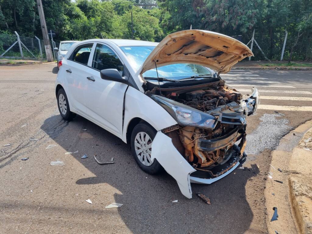 Mulher invade preferencial e causa capotamento na zona 7