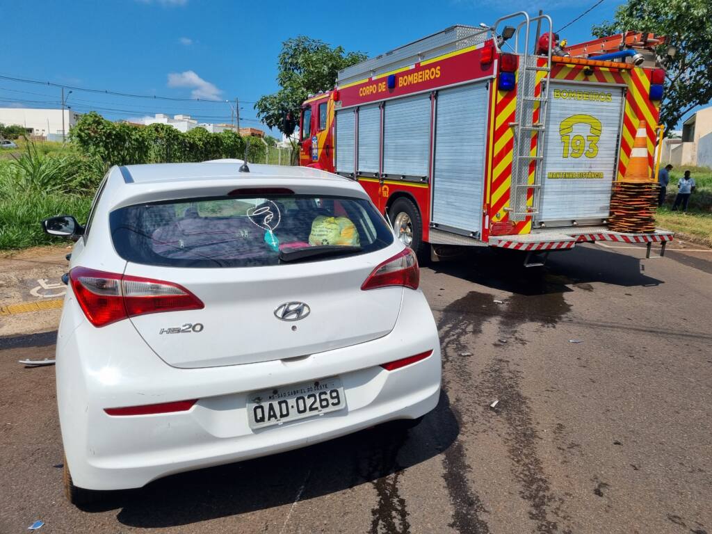 Mulher invade preferencial e causa capotamento na zona 7