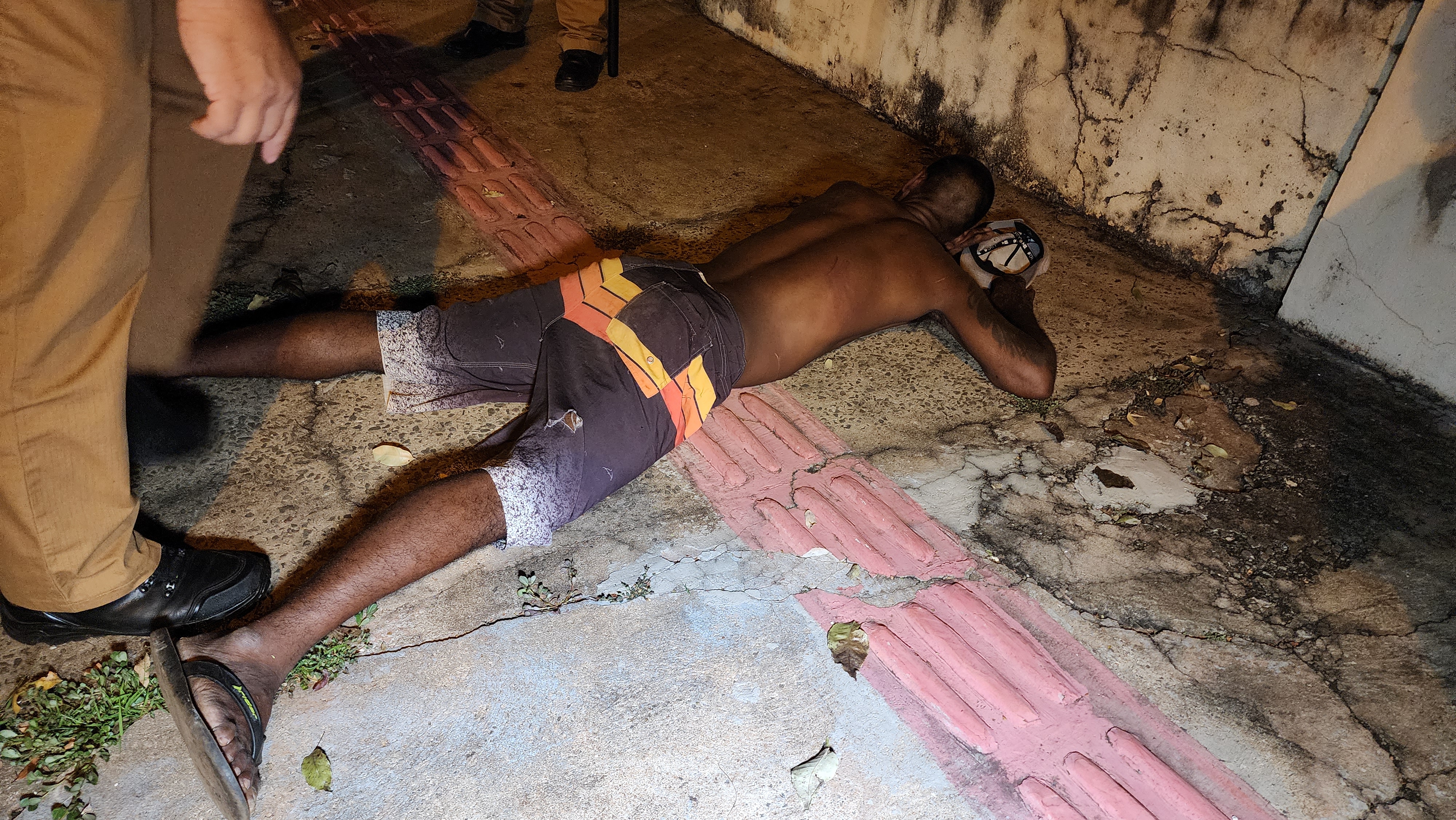 Justiça nega pedido de soltura a homem de abandonar bebê em terreno baldio em Maringá