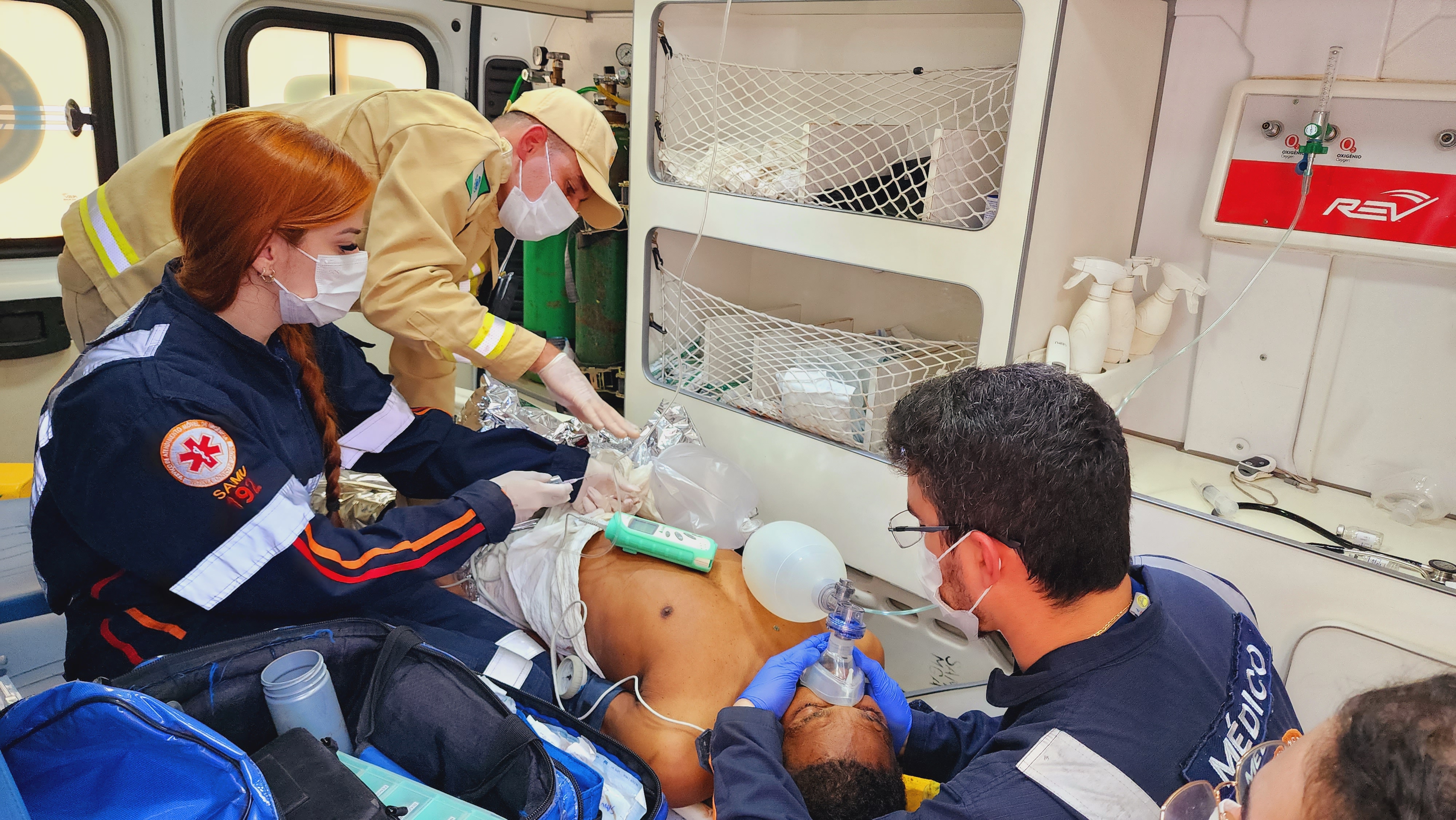 Morador de rua é entubado após ser esfaqueado na Praça Raposo Tavares em Maringá