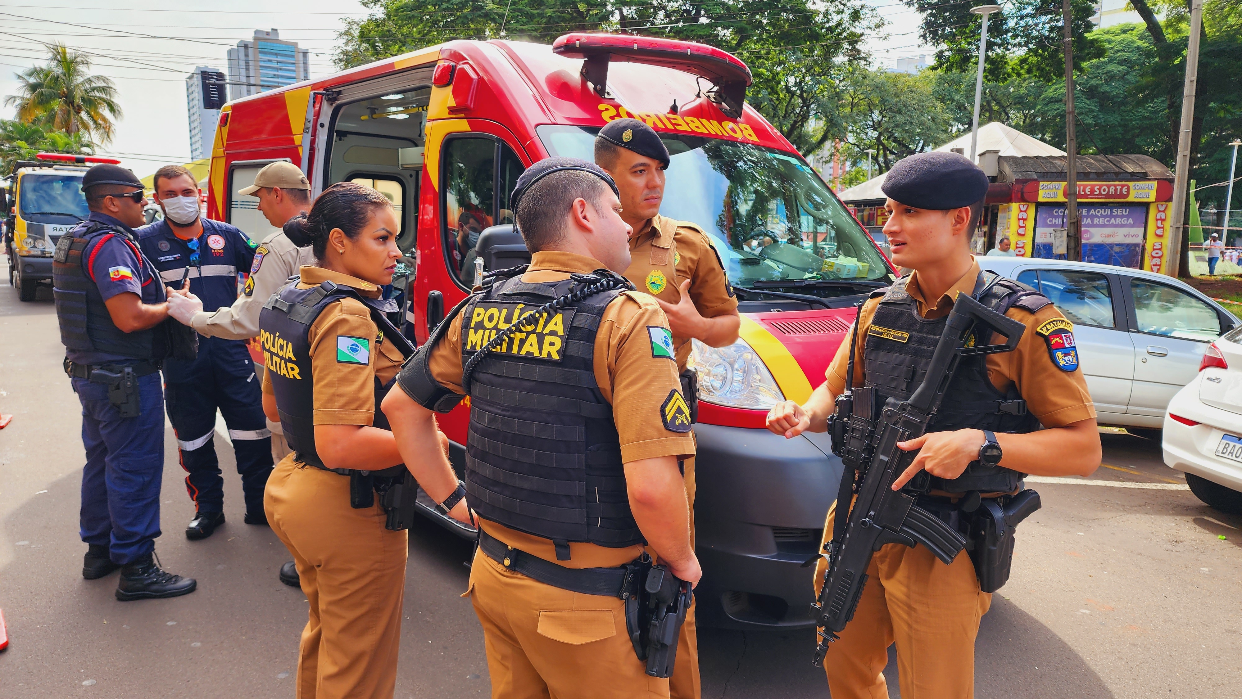 Morador de rua é entubado após ser esfaqueado na Praça Raposo Tavares em Maringá