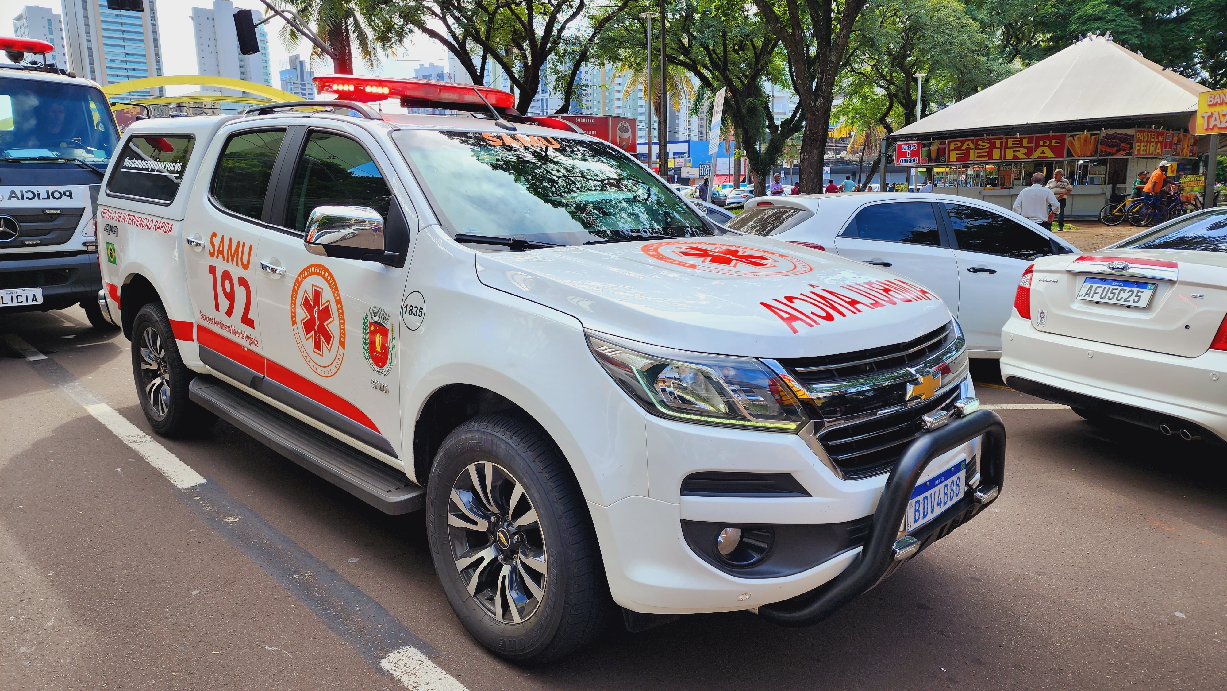 Morador de rua é entubado após ser esfaqueado na Praça Raposo Tavares em Maringá