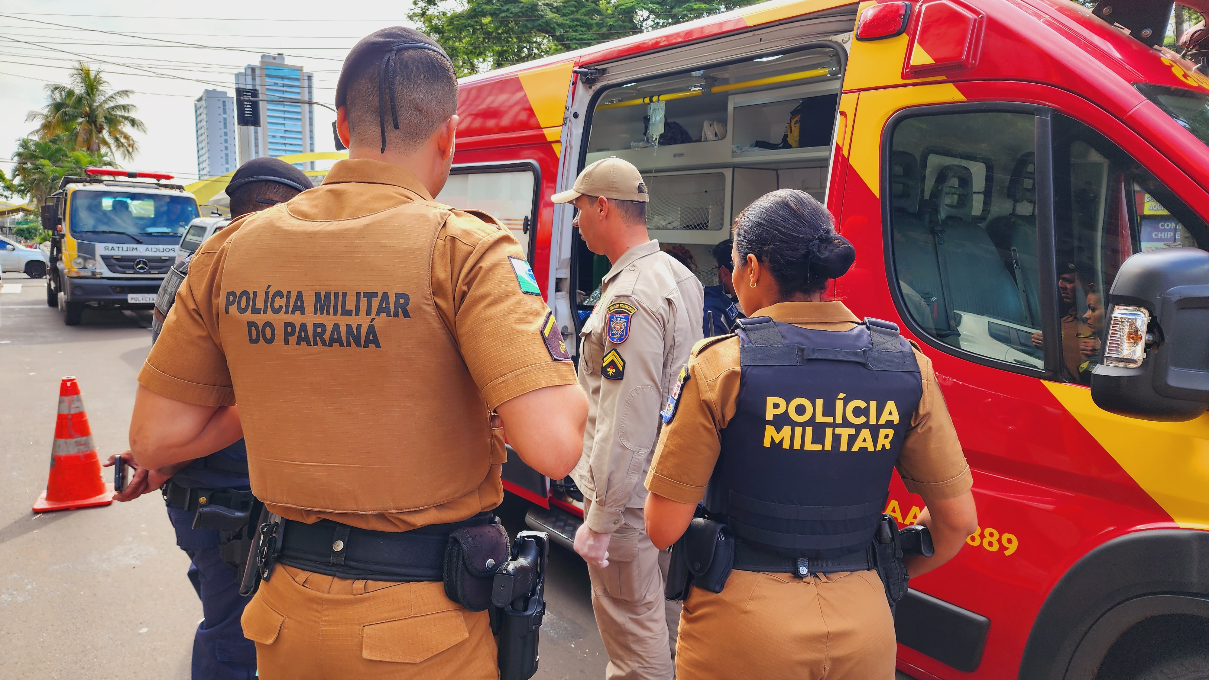 Morador de rua é entubado após ser esfaqueado na Praça Raposo Tavares em Maringá