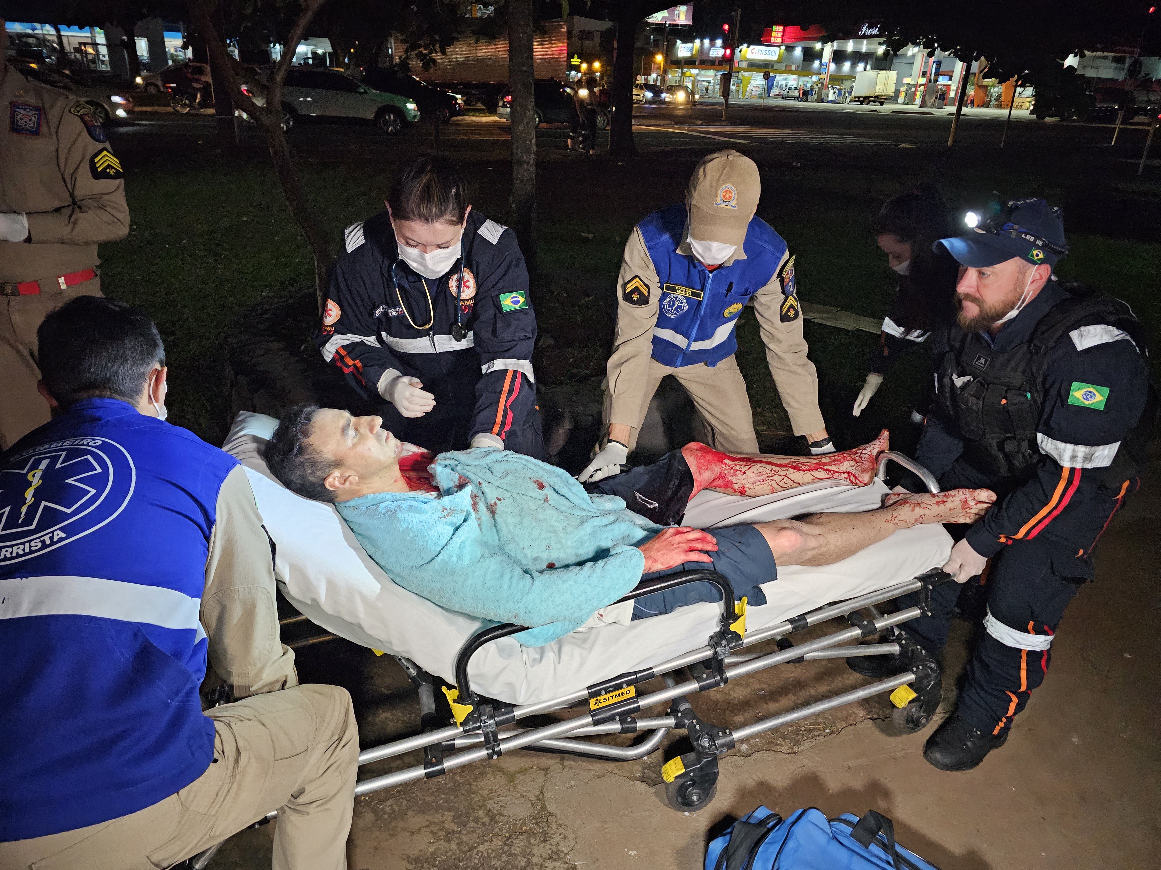 Briga entre dois colegas de trabalho termina com um deles ferido por quatro facadas