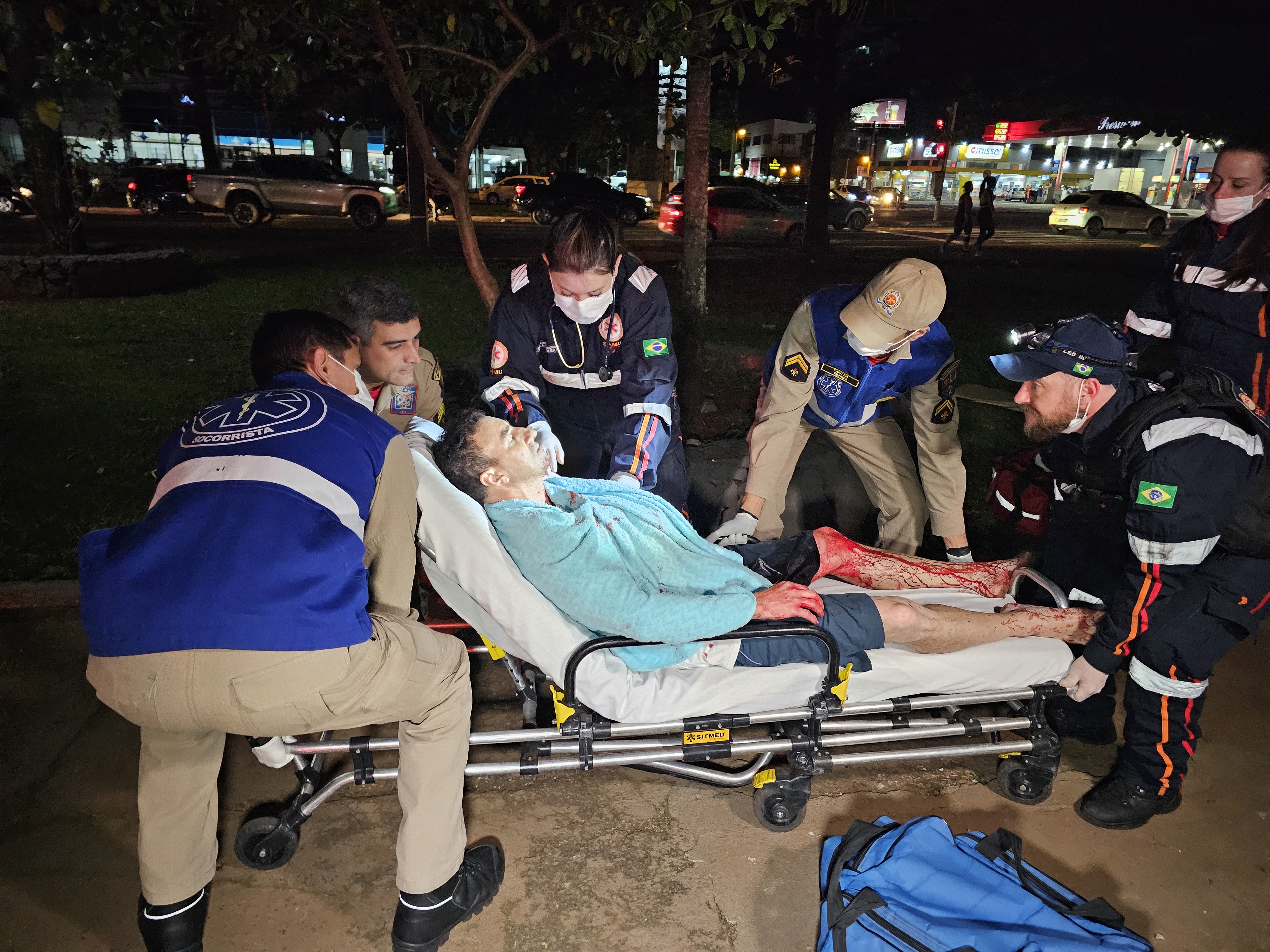 Briga entre dois colegas de trabalho termina com um deles ferido por quatro facadas