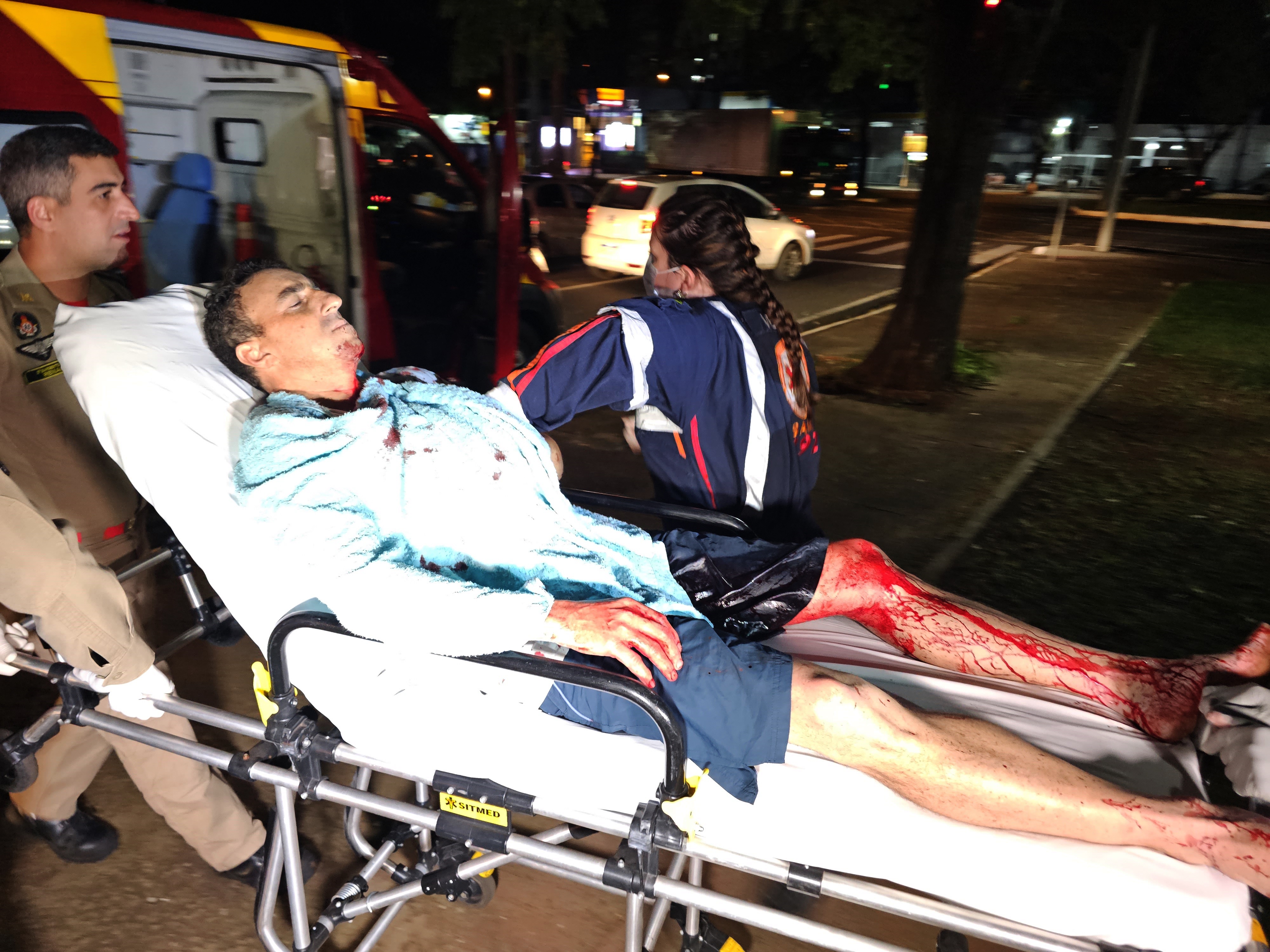 Briga entre dois colegas de trabalho termina com um deles ferido por quatro facadas