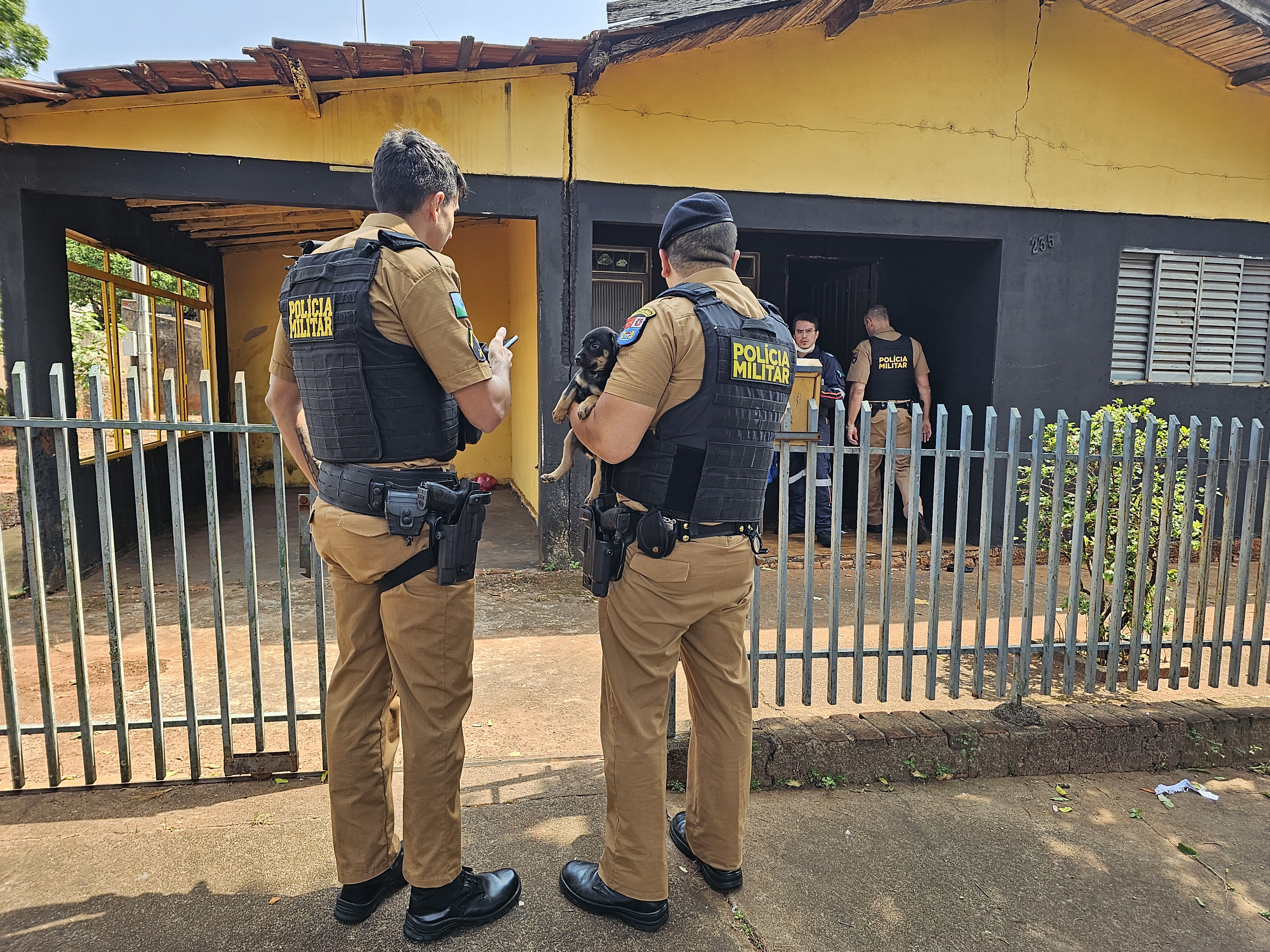 Assassino mata homem com golpes de enxada e em seguida coloca bíblia ao lado da cabeça da vítima