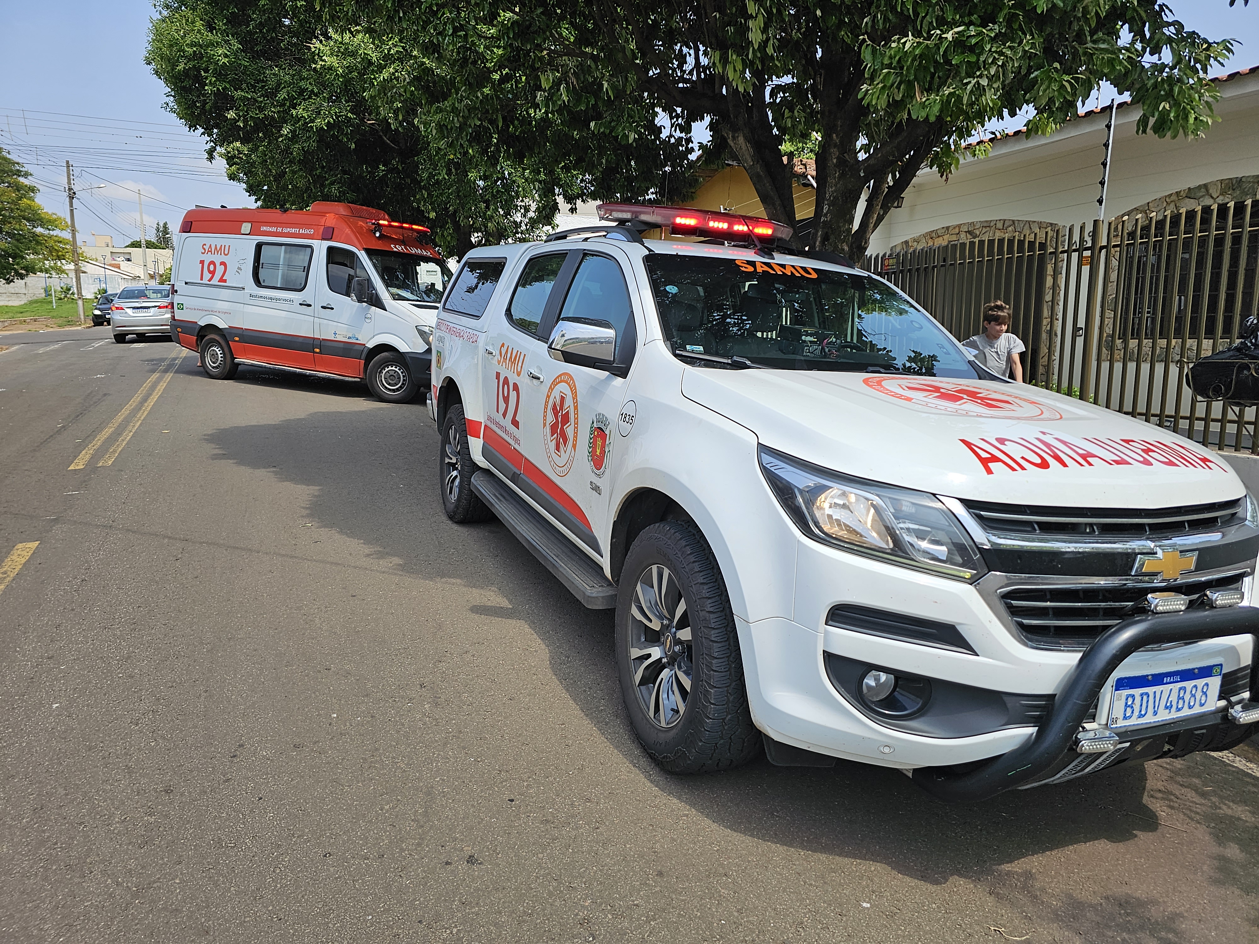 Assassino mata homem com golpes de enxada e em seguida coloca bíblia ao lado da cabeça da vítima