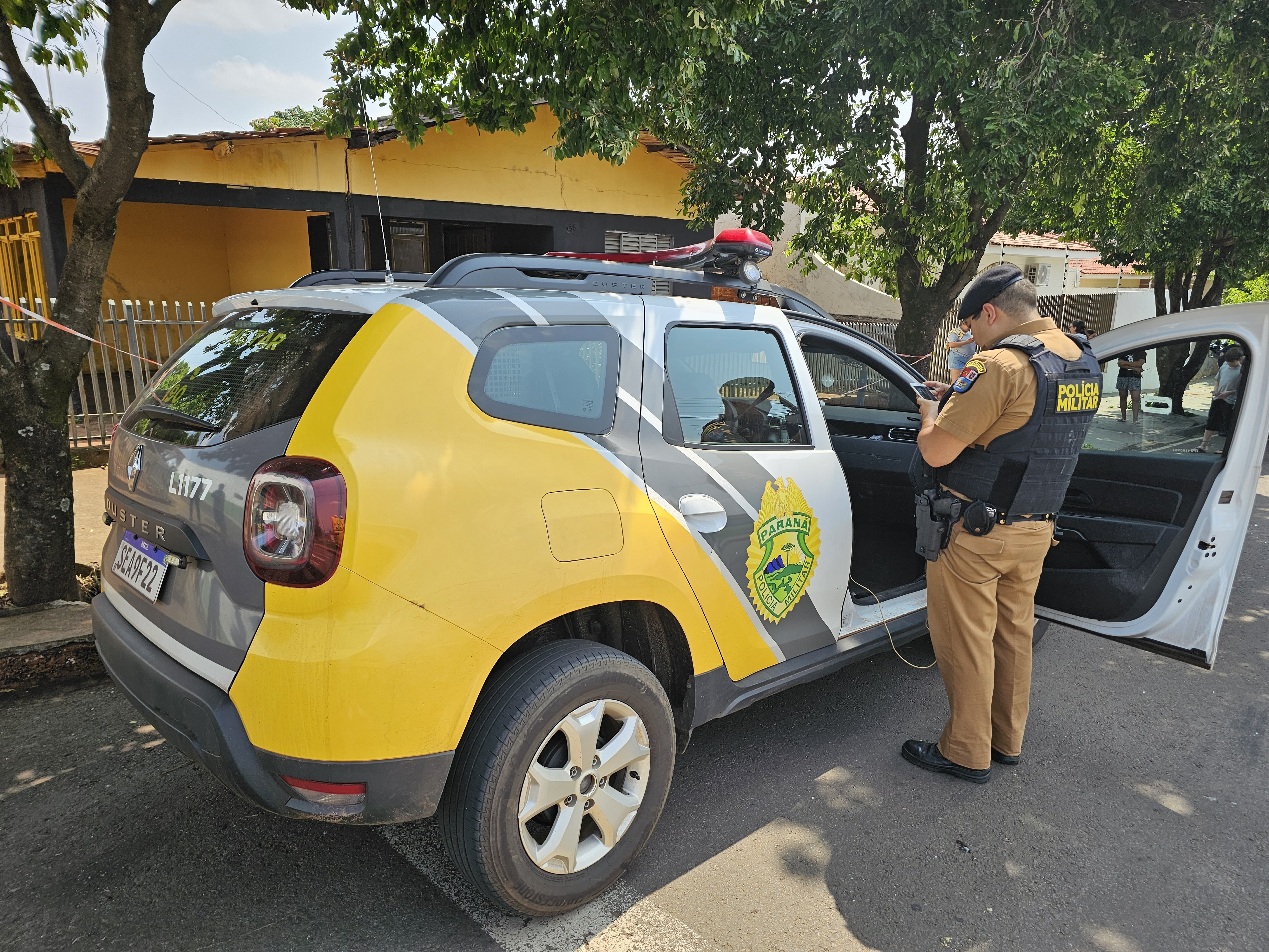 Assassino mata homem com golpes de enxada e em seguida coloca bíblia ao lado da cabeça da vítima