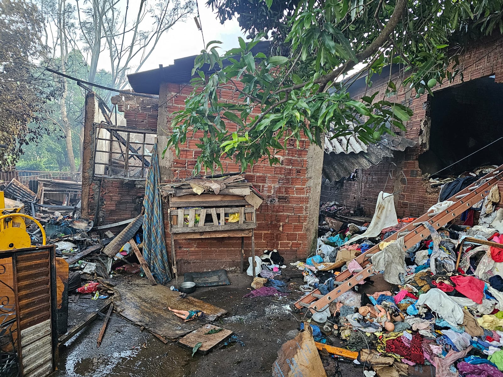 Crianças que morreram carbonizadas foram encontradas abraçadas