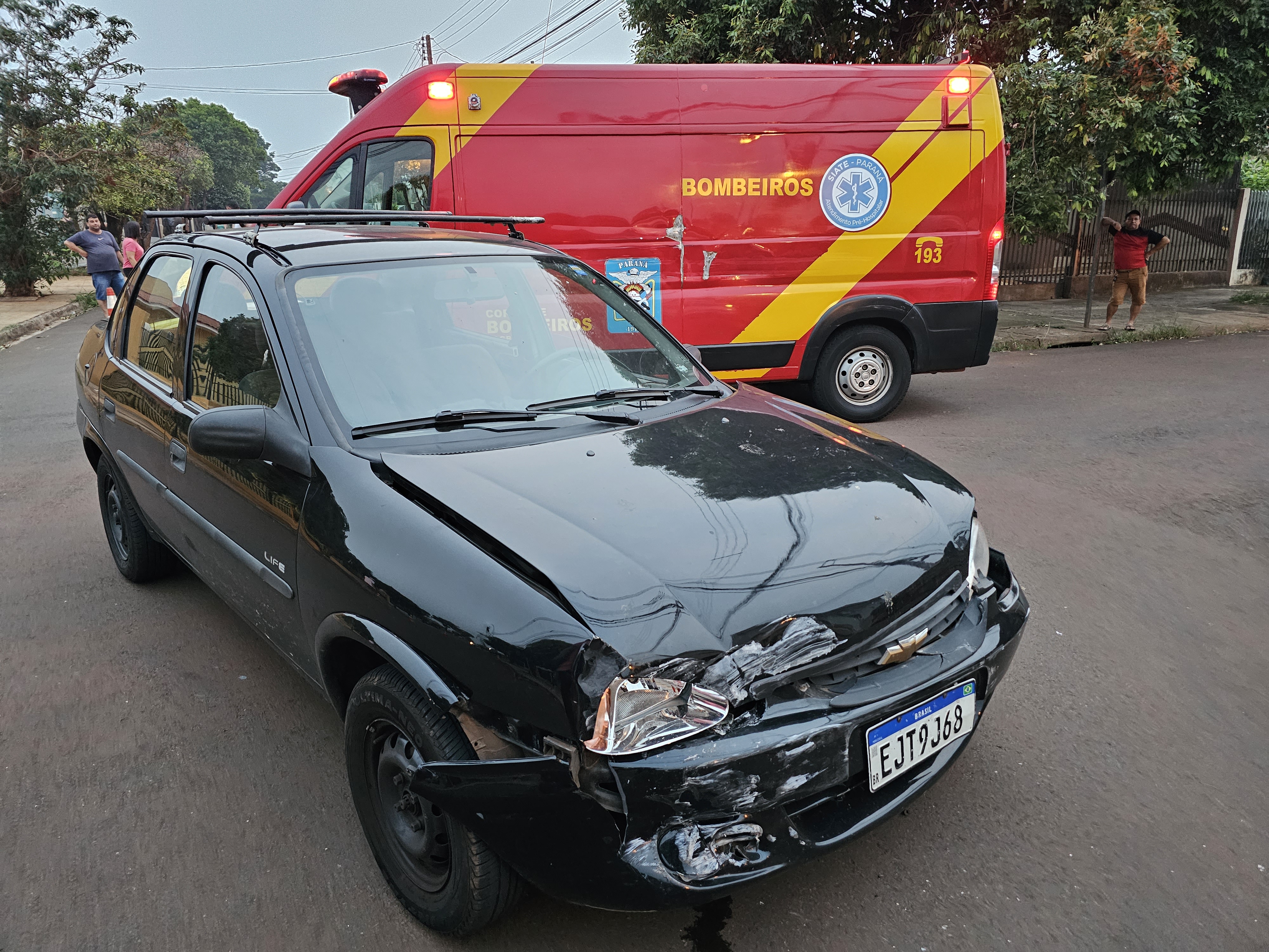 Duas pessoas são socorridas após se envolverem em acidente em Maringá