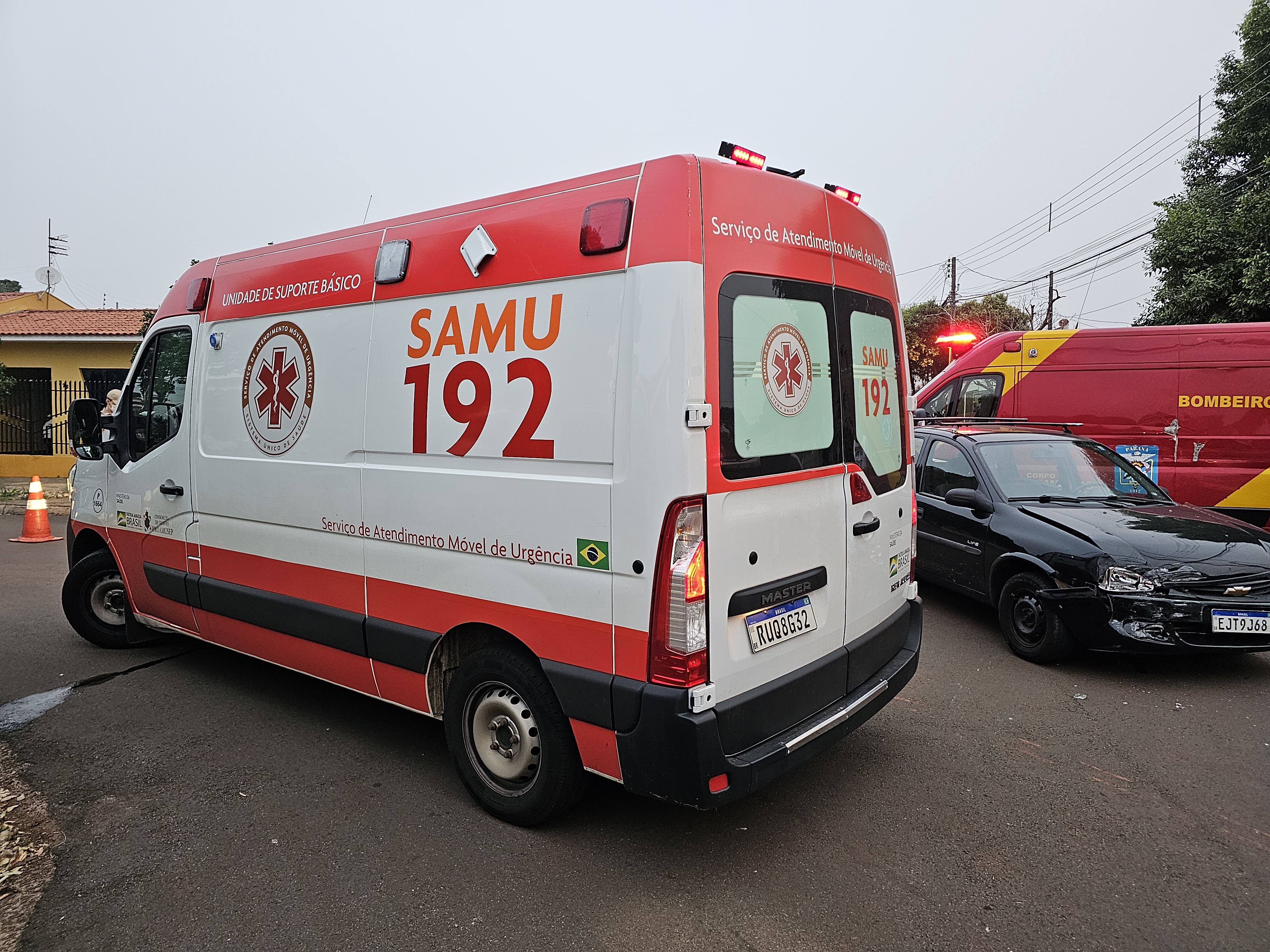 Duas pessoas são socorridas após se envolverem em acidente em Maringá