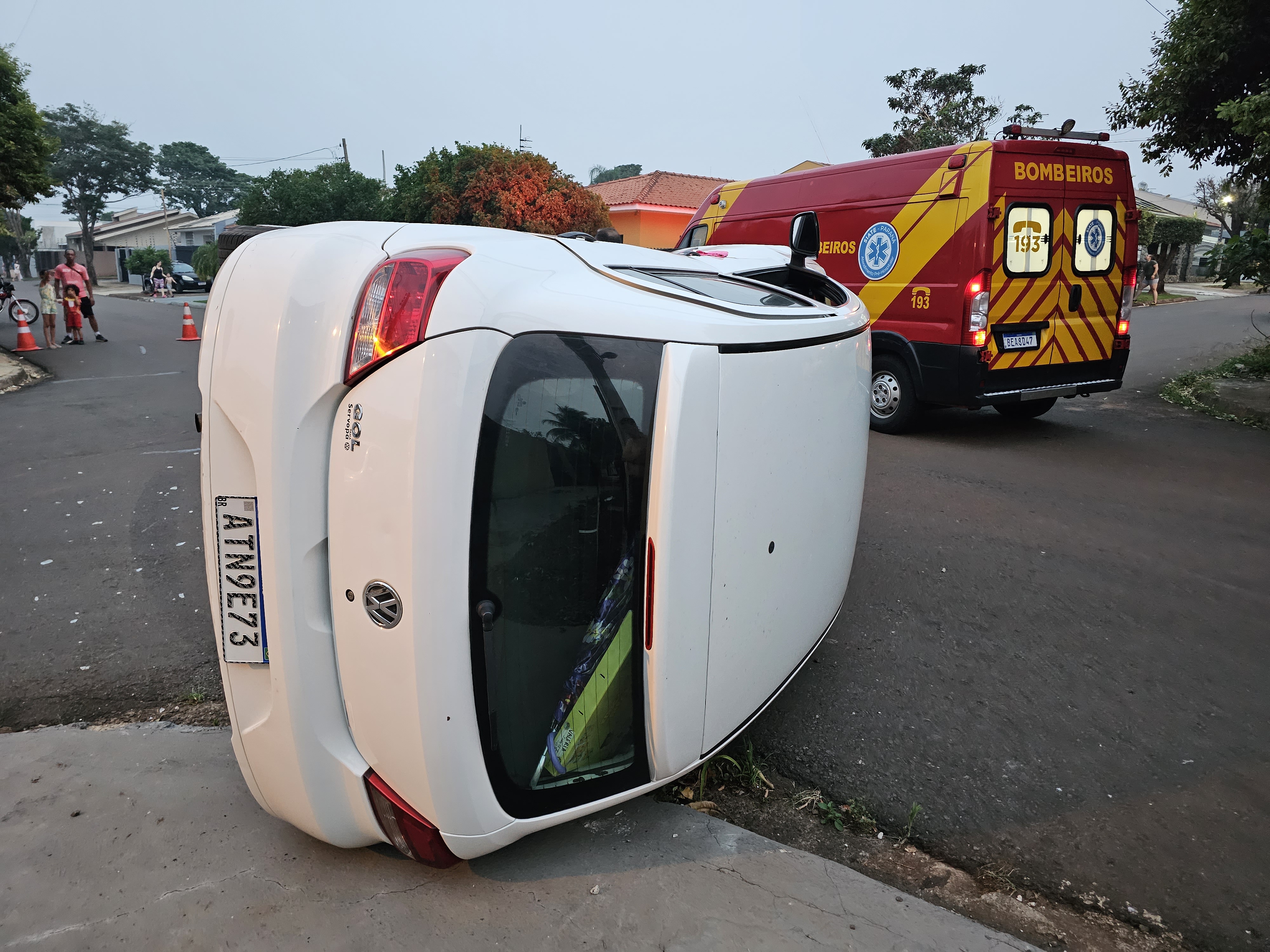 Duas pessoas são socorridas após se envolverem em acidente em Maringá