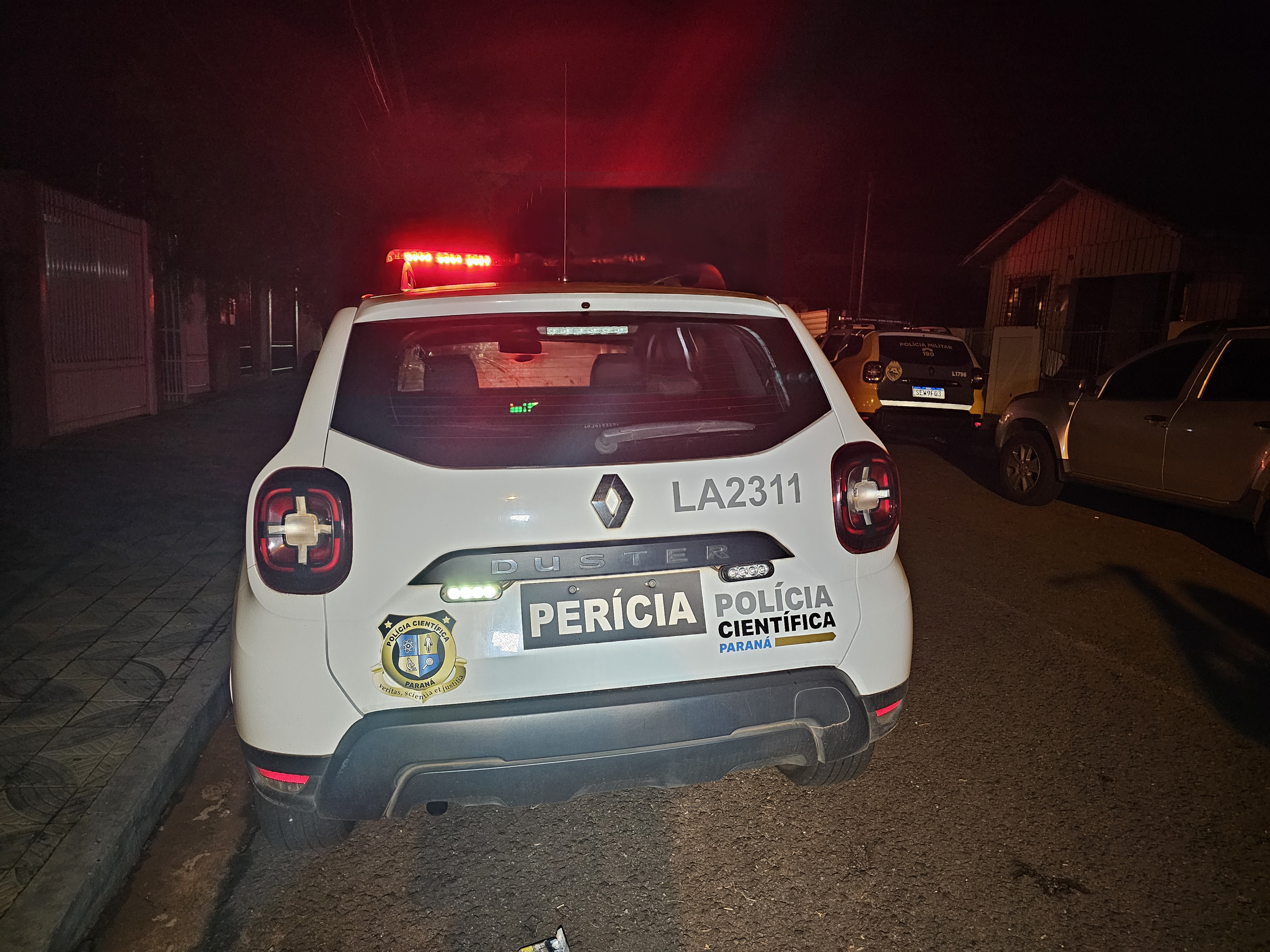 Suspeito de furtar fios de cobre tenta atacar policiais com facas e acaba morto