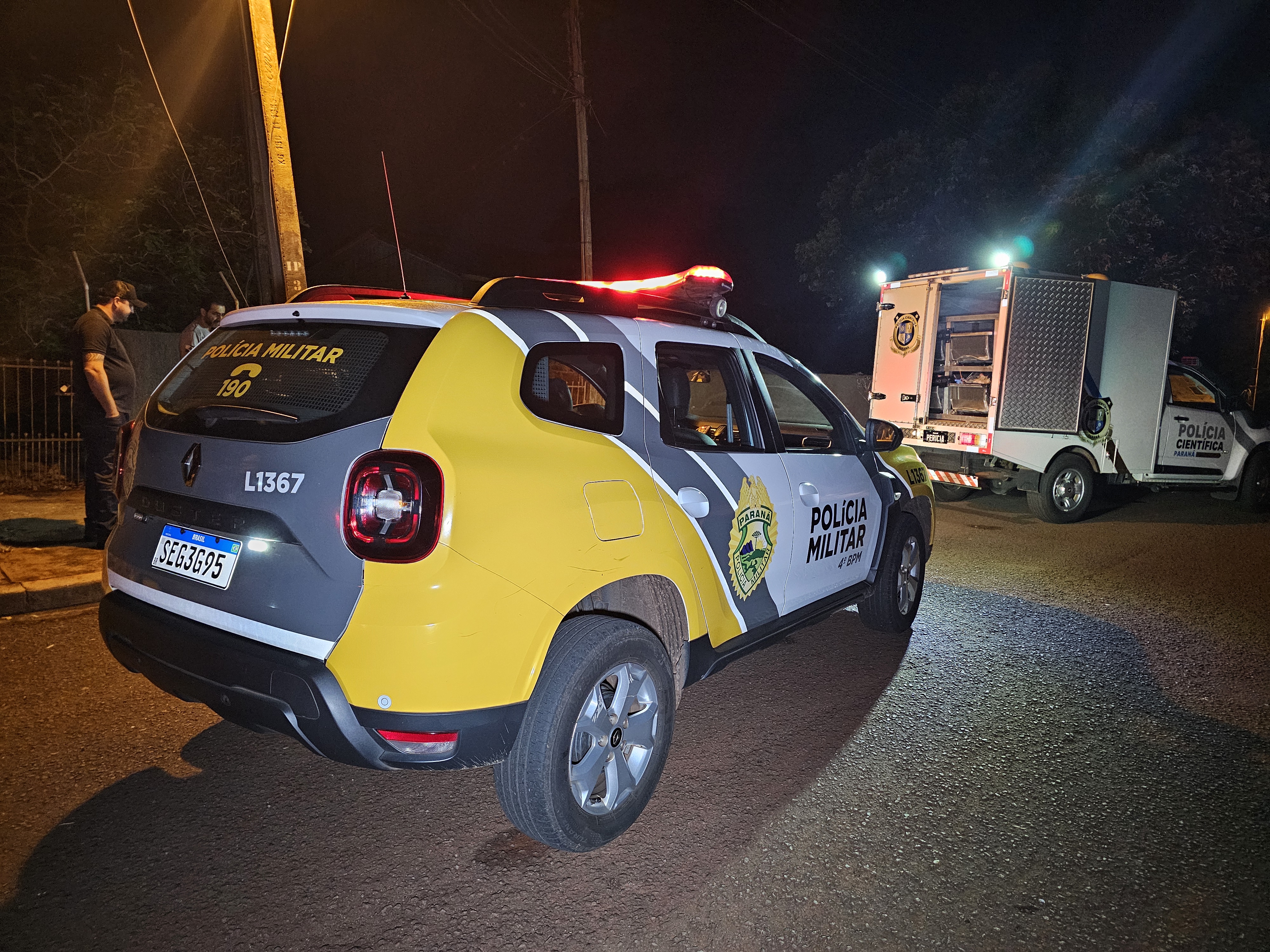 Suspeito de furtar fios de cobre tenta atacar policiais com facas e acaba morto