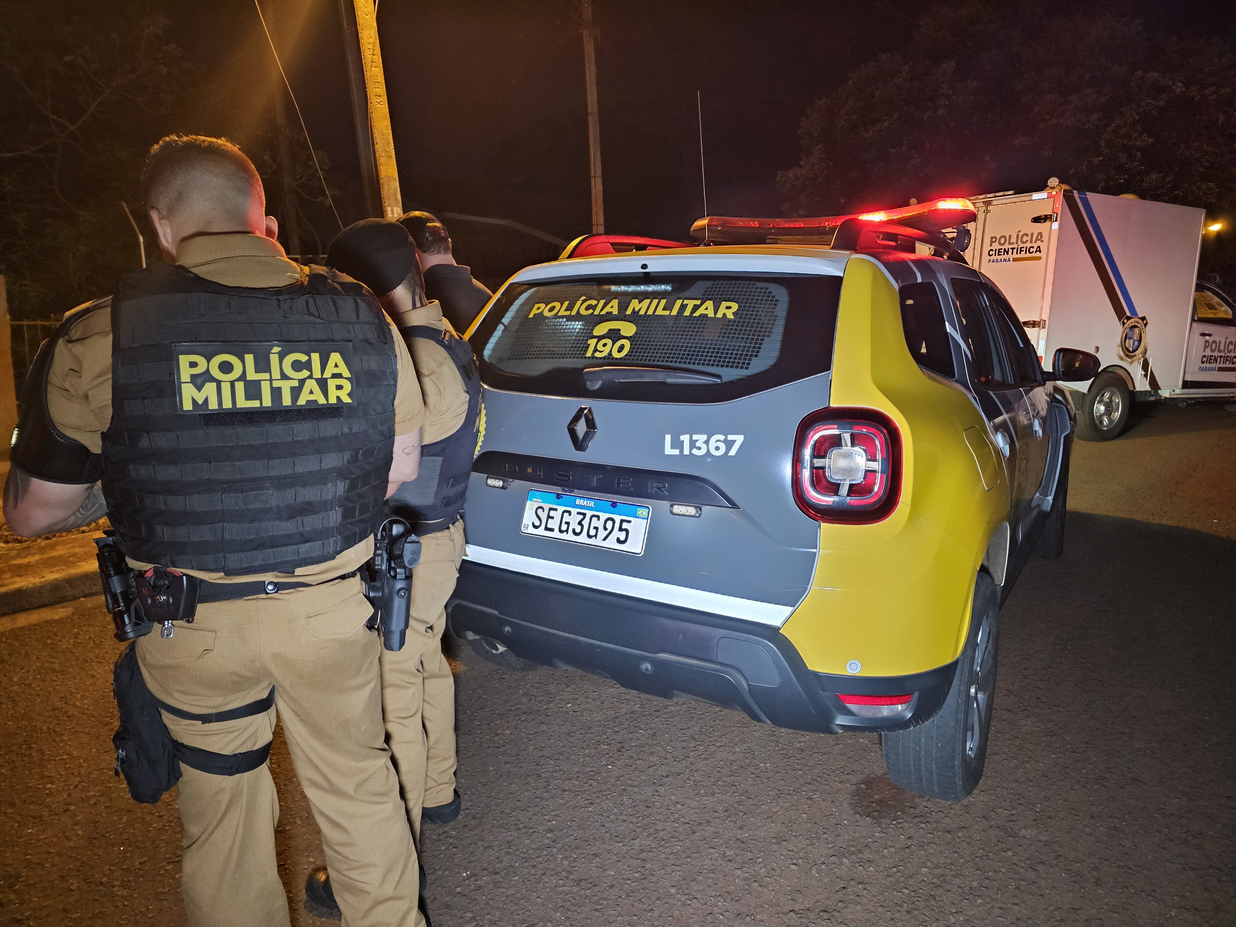 Suspeito de furtar fios de cobre tenta atacar policiais com facas e acaba morto