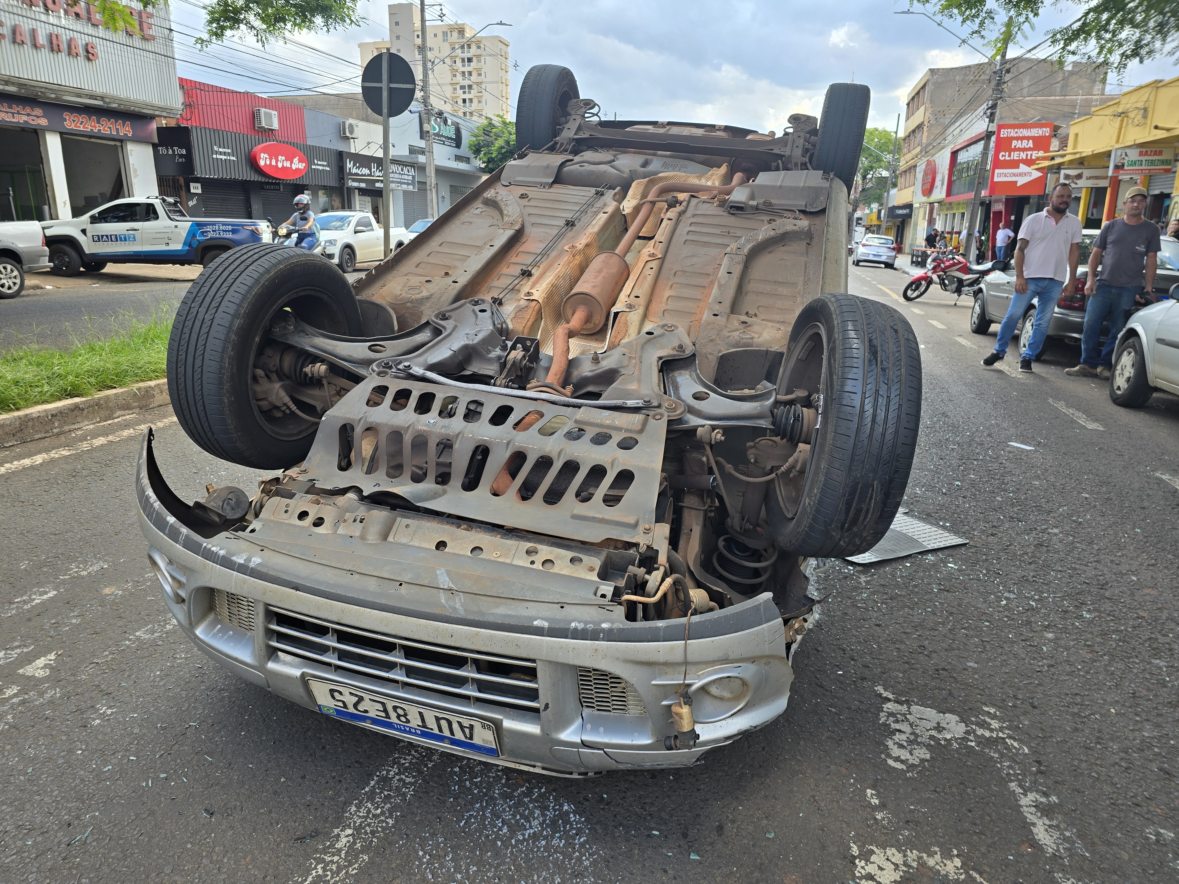 Pai e filha ficam feridos após carro capotar em Maringá