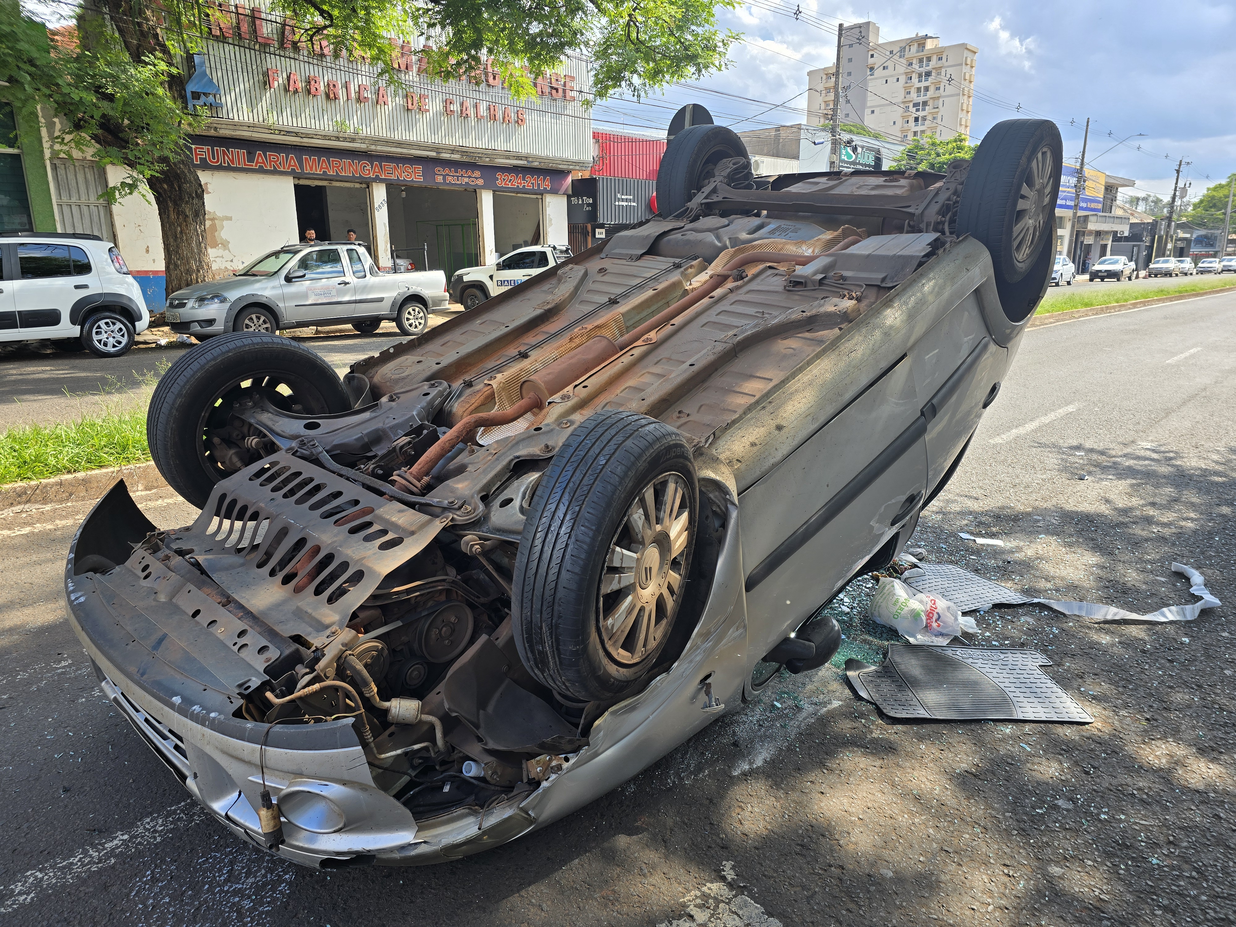 Pai e filha ficam feridos após carro capotar em Maringá