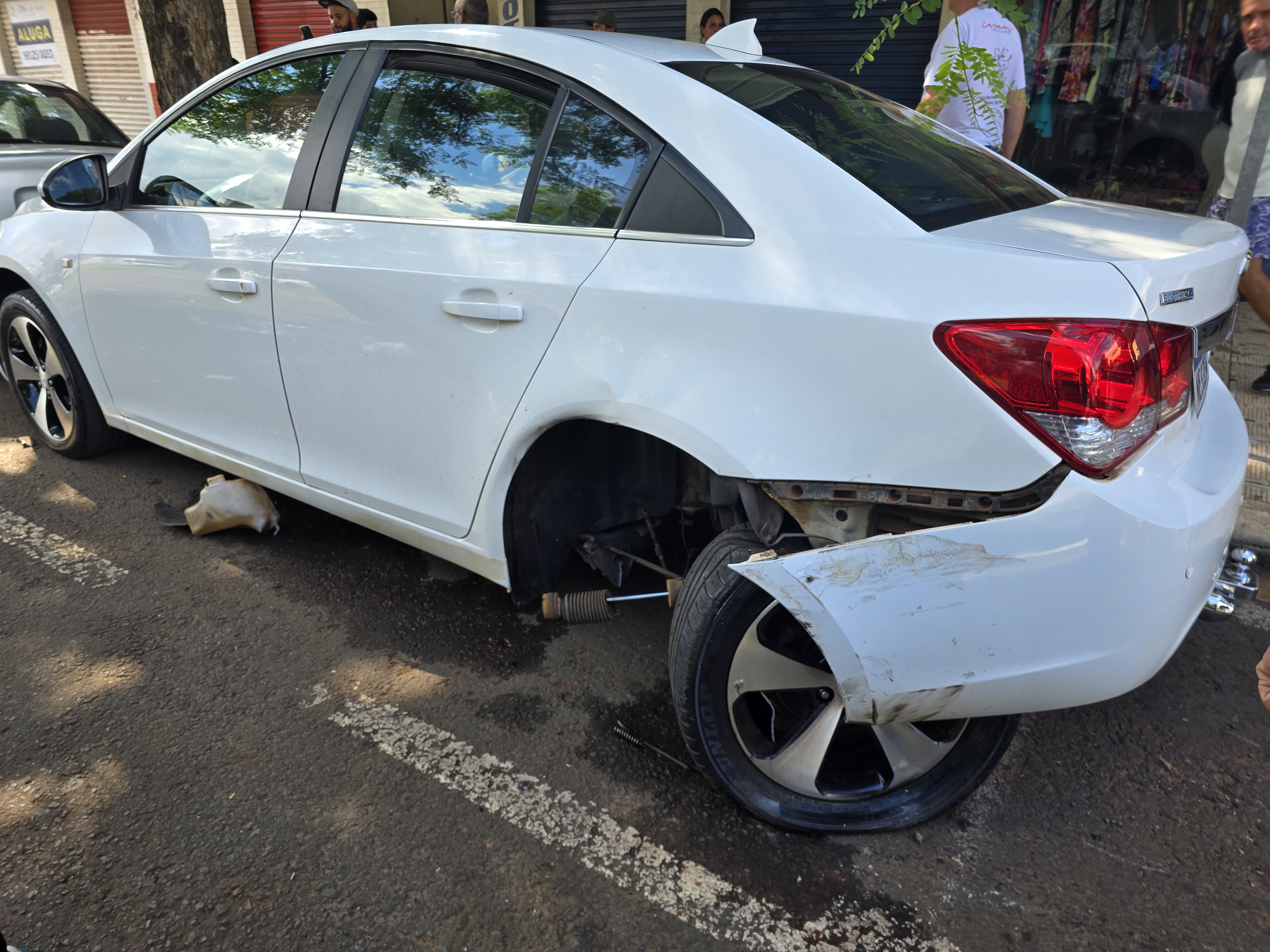 Pai e filha ficam feridos após carro capotar em Maringá