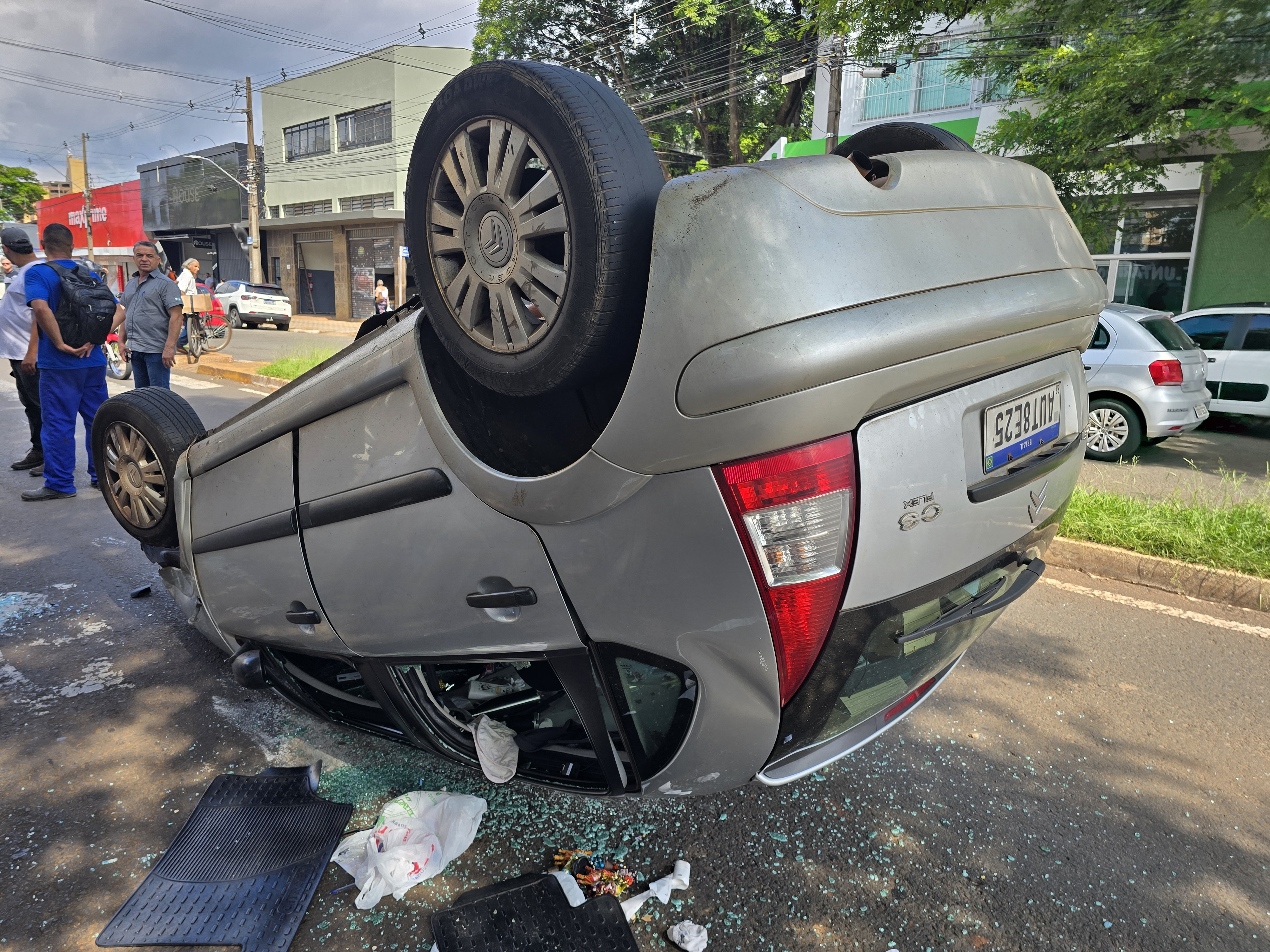 Pai e filha ficam feridos após carro capotar em Maringá