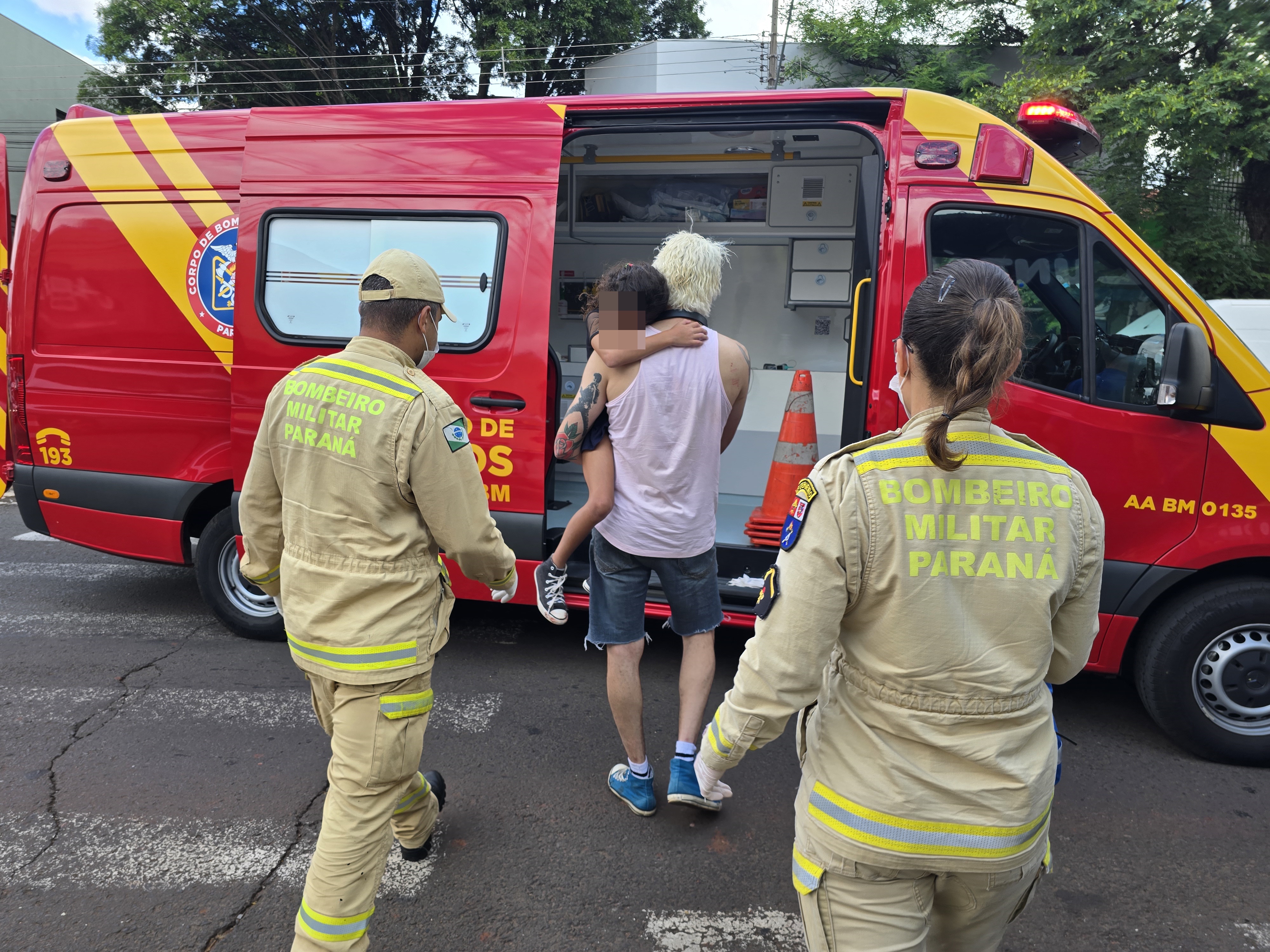 Pai e filha ficam feridos após carro capotar em Maringá